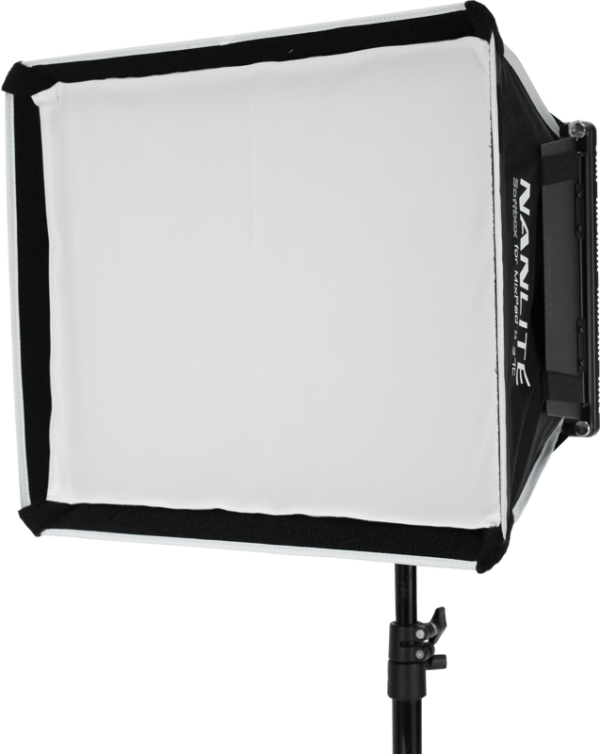 NANLITE Barndoor with Softbox for MixPad II 27C on asennettu mustaan jalustaan, jossa on valkoinen diffuusorin kansi, joka on suunniteltu valokuvaukseen tai videokuvaukseen. Softboxin kyljessä on NANLITE-brändinimi.
