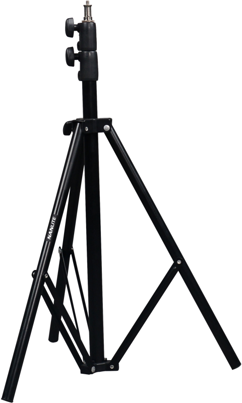 NANLITE LS-170 Light Stand on musta, säädettävä kolmella kokoontaitettavalla jalalla ja kahdella kiristysnupilla varustettu kolmijalkainen jalusta, joka on kuvassa pystyasennossa tavallisella pohjalla.