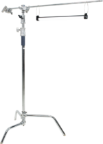 Kolmijalkainen kromattu C-teline tukee vaakavarsi, jossa on ohut musta LED-valoputki NANLITE Multi-angle Mount for PavoTube -valaisimelle. Kaksi lyhyttä kaapelia ripustaa valon vaaleanharmaata taustaa vasten.