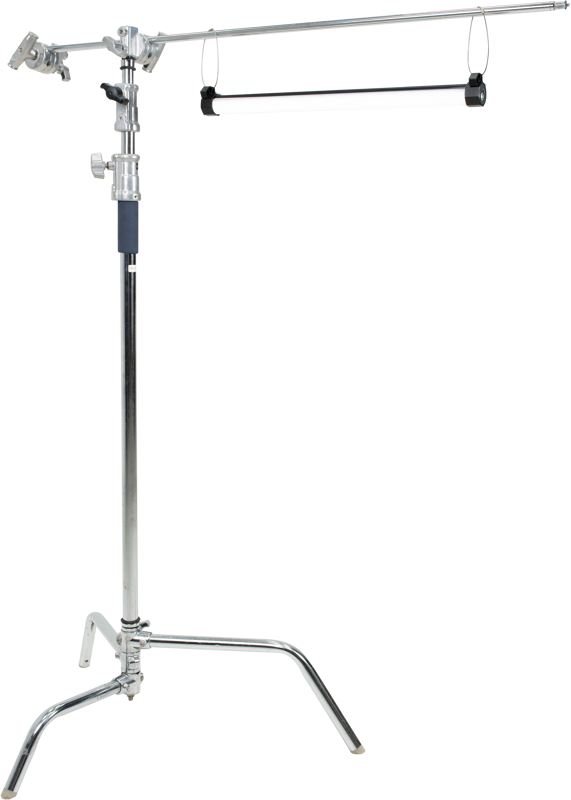 Kolmijalkainen kromattu C-teline tukee vaakavarsi, jossa on ohut musta LED-valoputki NANLITE Multi-angle Mount for PavoTube -valaisimelle. Kaksi lyhyttä kaapelia ripustaa valon vaaleanharmaata taustaa vasten.