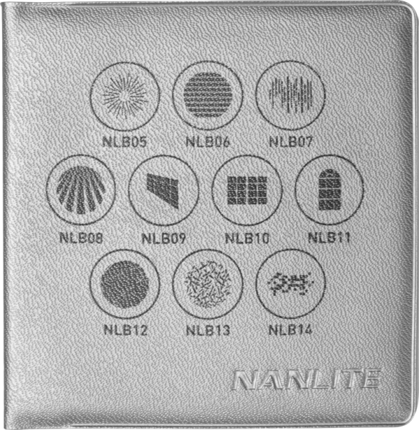 NANLITE GOBO Set 1 PJ-BM:lle sisältää hopeisen kotelon, jossa on merkintä NANLITE ja yhdeksän ympyränmuotoista kuvaketta koodeineen: NLB05-NLB14.
