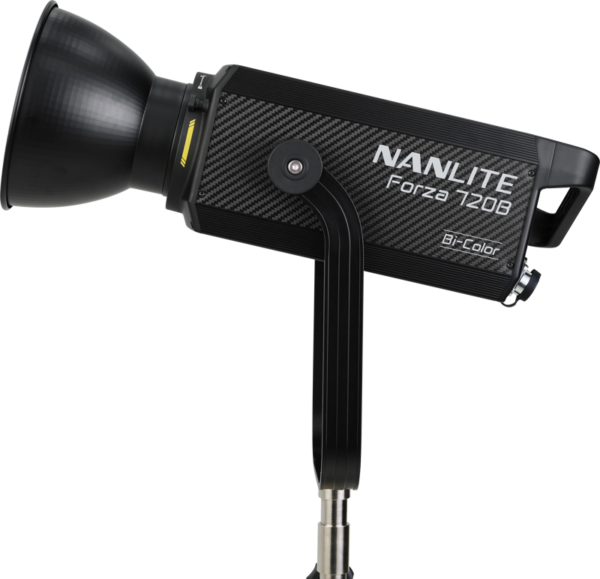 NANLITE Forza 720B LED-spottivalo vaunukotelolla -LED-valo on asennettu mustaan jalustaan valkoista taustaa vasten, ja siinä on musta suorakulmainen runko ja suuri pyöreä heijastin.