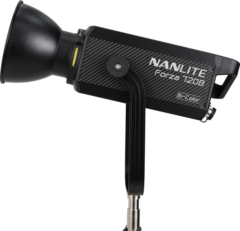 NANLITE Forza 720B LED-spottivalo vaunukotelolla -LED-valo on asennettu mustaan jalustaan valkoista taustaa vasten, ja siinä on musta suorakulmainen runko ja suuri pyöreä heijastin.