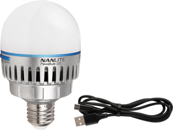 NANLITE PavoTube T8-7X & PavoBulb 10C 1+1 -pakkaus, jossa on PavoBulb 10C LED, jossa on metallinen pohja ja valkoinen kupu, sekä musta USB-latauskaapeli, jossa on vakio- ja USB-C-liittimet.