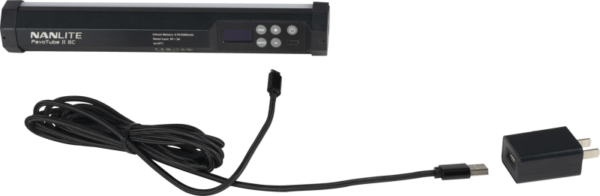 Nanlite PavoTube II 6C LED-valo, jossa on ohjauspainikkeet, näkyy NANLITE USB-USB-C 3m -liitäntäkaapelin ja USB-seinäadapterin yläpuolella.