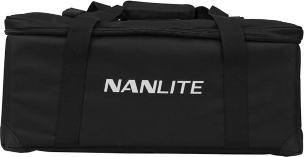 NANLITE-kantolaukku FS-sarjalle on musta suorakulmainen laukku, jossa on yläkahva, olkahihnat ja valkoisella painettu "NANLITE" edessä.