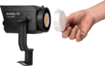 Käsi pitää NANLITE COB Protection Cap for FM mount -suojakorkkia ja valmistautuu kiinnittämään sen Nanlite Forza 60 LED-valon etuosaan.