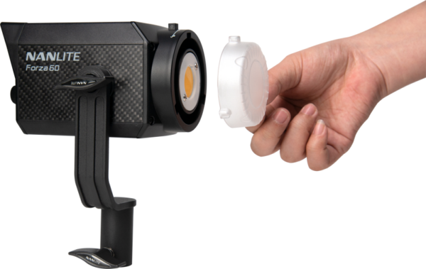 Käsi pitää NANLITE COB Protection Cap for FM mount -suojakorkkia ja valmistautuu kiinnittämään sen Nanlite Forza 60 LED-valon etuosaan.