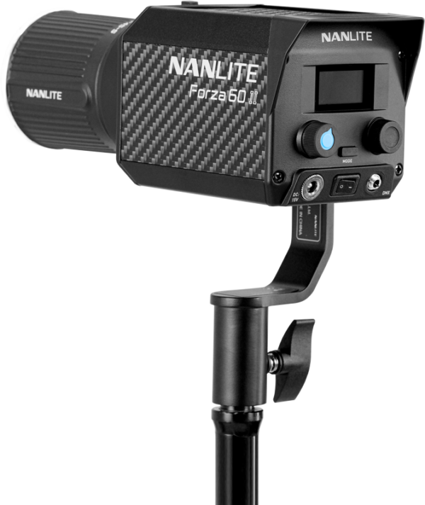 800q-02_121071 Jalustalle asennettu NANLITE Forza 60 II LED-valaisin, jossa on digitaalinen näyttö, ohjauspainikkeet ja hiilikuituinen ulkokuori.