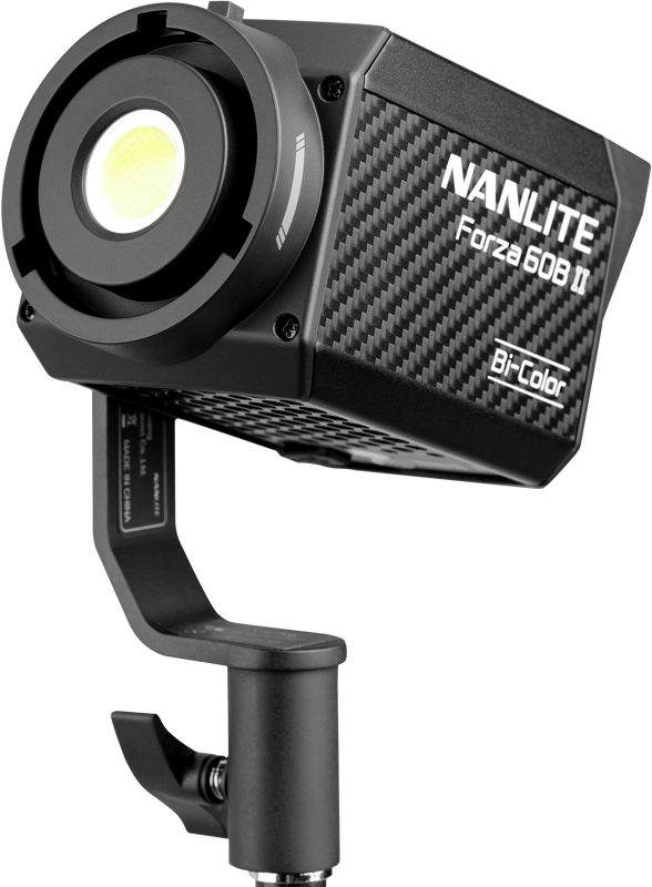 NANLITE Forza 60B II LED Spot Light -LED-valo, jossa on musta hiilikuitukuvioitu runko ja joka on asennettu mustaan kääntyvään jalustaan, näkyy valkoista taustaa vasten.