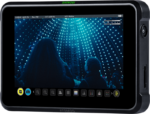 ATOMOS Shinobi 7 - 7" 4K HDMI & SDI HDR -valokuva- ja videomonitori näyttää kaksi ihmistä hehkuvilla sinisillä valoilla vuoratun kupolin alla, ja ohjauskuvakkeet näkyvät näytön alaosassa.