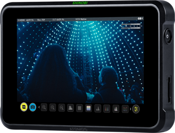 ATOMOS Shinobi 7 - 7" 4K HDMI & SDI HDR -valokuva- ja videomonitori näyttää kaksi ihmistä hehkuvilla sinisillä valoilla vuoratun kupolin alla, ja ohjauskuvakkeet näkyvät näytön alaosassa.
