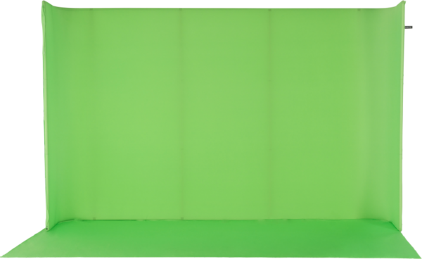 NANLITE LG-3522U U-Frame Green Screen Kitissä on suuri, saumaton tausta, joka ulottuu lattiasta seinään ja tarjoaa tasaisen, jatkuvan taustan valokuvausta ja videotuotantoa varten.
