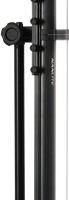 NANLITE LG-E60 4 Light LED Studio Kit sisältää pystysuoran, sylinterimäisen LED-paneelin mustalla jalustalla, johon on kiinnitetty virtajohto, kuvattuna valkoista taustaa vasten.