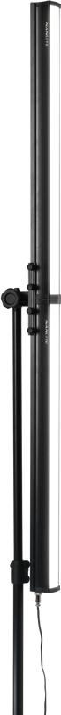 NANLITE LG-E60 4 Light LED Studio Kit sisältää pystysuoran, sylinterimäisen LED-paneelin mustalla jalustalla, johon on kiinnitetty virtajohto, kuvattuna valkoista taustaa vasten.
