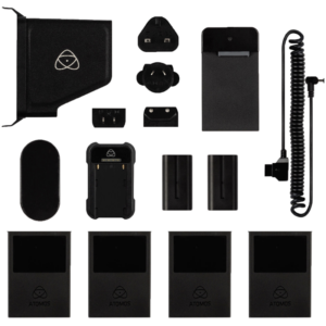 ATOMOS Accessory Kit Inferno- ja Flame-sarjoille on siististi esillä valkoisella pohjalla, ja siinä on akkuja, latureita, kaapeleita, sovittimia ja neljä SSD-koteloa.