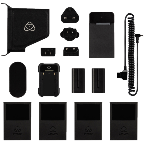 ATOMOS Accessory Kit Inferno- ja Flame-sarjoille on siististi esillä valkoisella pohjalla, ja siinä on akkuja, latureita, kaapeleita, sovittimia ja neljä SSD-koteloa.