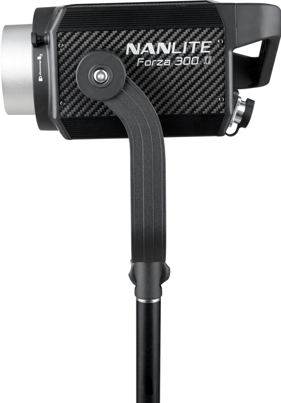 Sivukuva NANLITE Forza 300 II Daylight LED Spot Light -LED-valo -valaisimesta mustana, jalustalle asennettuna, näyttää sen kahvan, säätönupin ja kuvioidun rungon, jossa on valkoinen tuotemerkki.