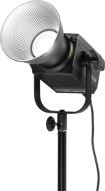 800q-02_122029 NANLITE FS-200B Bi-Color LED Spot Light -valaisimessa on suuri heijastin, se kiinnitetään mustaan säädettävään jalustaan ja liitetään virtajohdolla - ihanteellinen ammattimaiseen studiovalaistukseen.