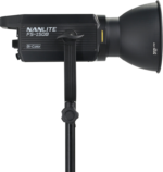 NANLITE FS-150B Bi-Color LED Spot Light -LED-valo on asennettu mustaan jalustaan, sivulta katsottuna valkoista taustaa vasten.