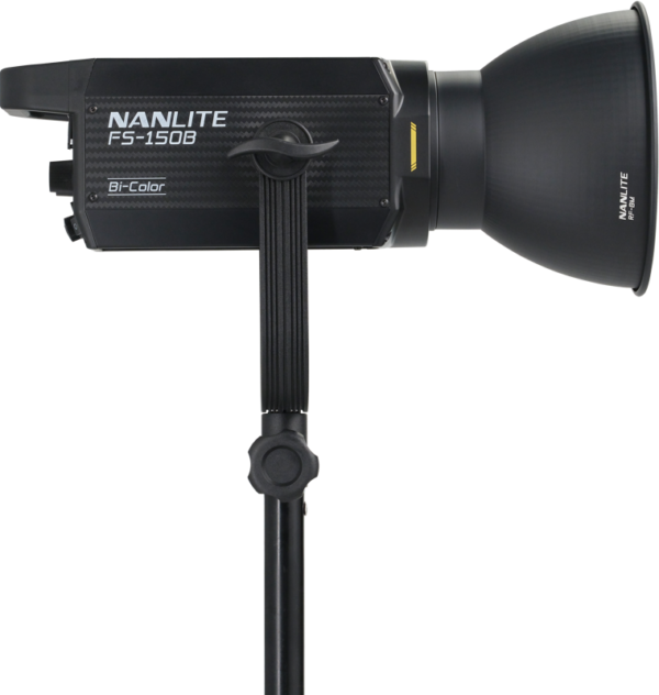 NANLITE FS-150B Bi-Color LED Spot Light -LED-valo on asennettu mustaan jalustaan, sivulta katsottuna valkoista taustaa vasten.