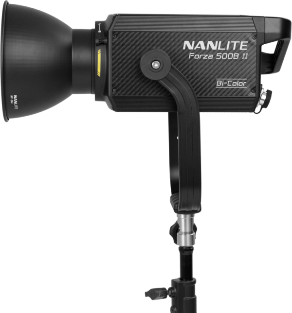 NANLITE Forza 500B II Bicolor LED Spot Light -LED-valo on asennettu mustaan jalustaan, ja se näkyy sivuprofiilissa tavallista taustaa vasten.