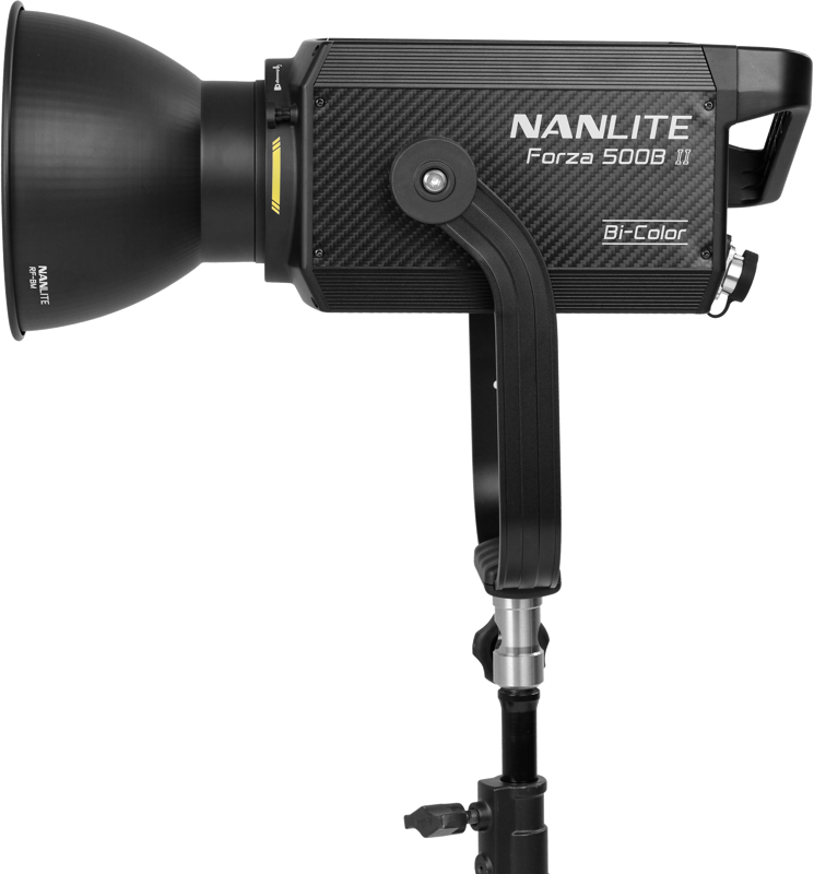NANLITE Forza 500B II Bicolor LED Spot Light -LED-valo on asennettu mustaan jalustaan, ja se näkyy sivuprofiilissa tavallista taustaa vasten.