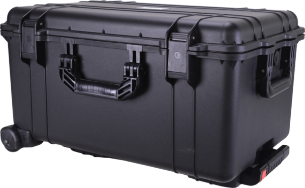 NANLITE CC-PT-37 Hardcase on suuri, musta kovakuorinen kotelo, jossa on tukevat kahvat, turvalliset salvat ja pyörät helppoa kuljetusta varten - ihanteellinen herkkien tai arvokkaiden laitteiden kuljettamiseen.