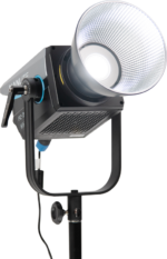NANLITE FC-300B LED Bi-color Spot Light -LED-valo on ammattikäyttöön tarkoitettu studion LED-kohdevalaisin, jossa on suuri heijastin, säätönupit ja musta säädettävä jalusta - ihanteellinen valokuvaukseen tai videotuotantoon.