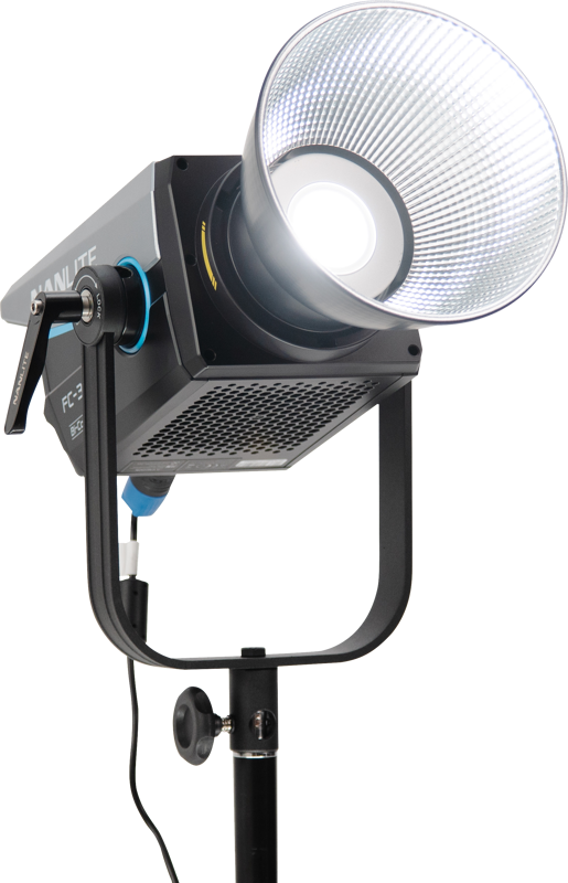 NANLITE FC-300B LED Bi-color Spot Light -LED-valo on ammattikäyttöön tarkoitettu studion LED-kohdevalaisin, jossa on suuri heijastin, säätönupit ja musta säädettävä jalusta - ihanteellinen valokuvaukseen tai videotuotantoon.