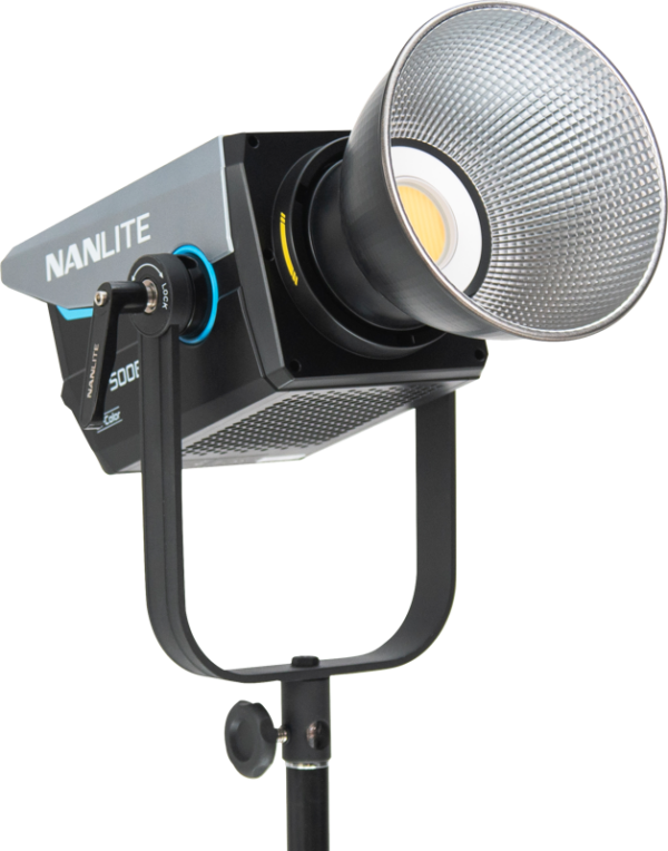 NANLITE FC-500B LED Bi-color Spot -valaisin, jossa on suuri hopeinen heijastin ja joka on asennettu mustaan U-muotoiseen jalustaan, näkyy valkoista taustaa vasten.