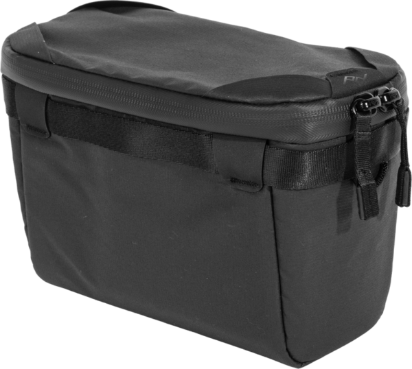 Peak Design Camera Cube V2 (X-Small) on musta suorakulmainen vetoketjullinen pussi, jossa on kangaskahva ja sileä viimeistely, ihanteellinen pienten esineiden järjestämiseen tai kuljettamiseen.
