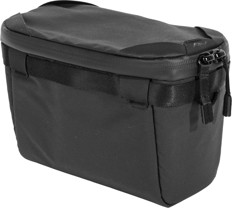 Peak Design Camera Cube V2 (X-Small) on musta suorakulmainen vetoketjullinen pussi, jossa on kangaskahva ja sileä viimeistely, ihanteellinen pienten esineiden järjestämiseen tai kuljettamiseen.