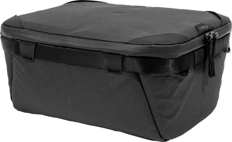 Peak Design Camera Cube V2 (S-Medium) on suorakulmainen musta kangasorganisaattori, jossa on vetoketjullinen kansi, mustat hihnat ja vahvistetut kulmat.