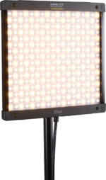 NANLITE PavoSlim 60B LED-paneeli on suorakulmainen kaksivärinen LED-paneelivalaisin jalustalla, jossa on tasaisesti valaistujen lamppujen ruudukko ja selkeät merkinnät paneelin ylä- ja alapuolella.