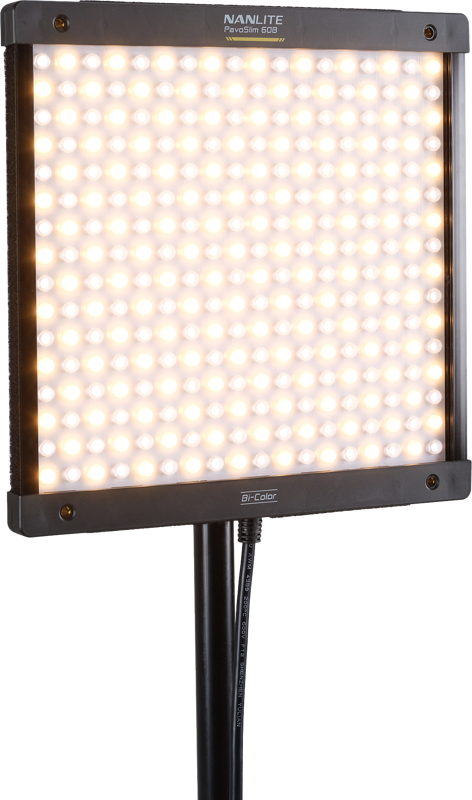 NANLITE PavoSlim 60B LED-paneeli on suorakulmainen kaksivärinen LED-paneelivalaisin jalustalla, jossa on tasaisesti valaistujen lamppujen ruudukko ja selkeät merkinnät paneelin ylä- ja alapuolella.