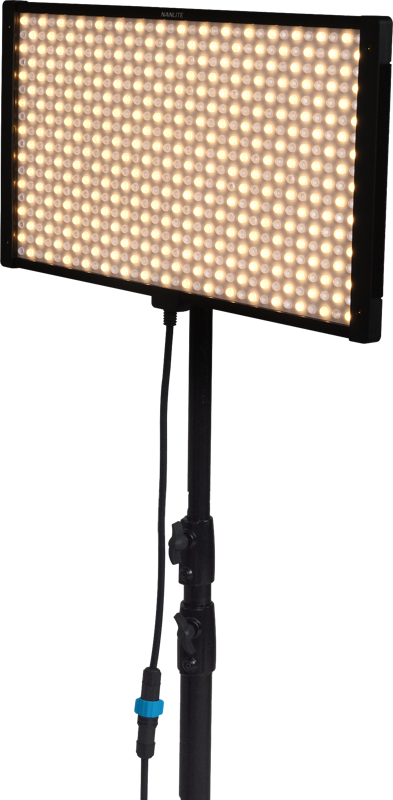 NANLITE Pavoslim 120B LED-paneeli on mustaan jalustaan asennettu suorakulmainen valo, jossa on useita valaistuja lamppuja ja roikkuva virtajohto.