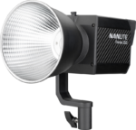NANLITE Forza 150 & Lantern Softbox 60cm FM-kiinnityksellä on LED-studiovalosarja, joka sopii ammattimaiseen valokuvaukseen ja videokuvaukseen ja jossa on säädettävä kiinnitys ja monipuolinen pehmeä valaistus.