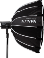 NANLITE Softbox 60cm FM-kiinnikkeellä näkyy sivulta, avattuna ja kiinnitettynä suorakulmaiseen valonlähteeseen jalustalla. Ammattimainen mustavalkoinen softbox on valmis valokuvauskäyttöön.