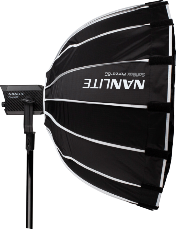 NANLITE Softbox 60cm FM-kiinnikkeellä näkyy sivulta, avattuna ja kiinnitettynä suorakulmaiseen valonlähteeseen jalustalla. Ammattimainen mustavalkoinen softbox on valmis valokuvauskäyttöön.