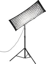 NANLITE Eggcrate grid for Softbox 45x110cm on asennettu korkeaan mustaan jalustaan; softboxista roikkuu johto valkoista taustaa vasten.