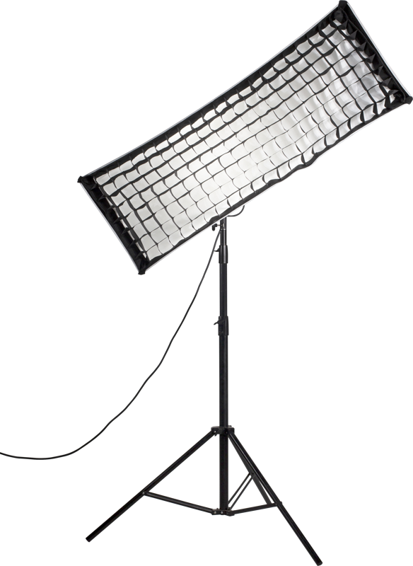 NANLITE Eggcrate grid for Softbox 45x110cm on asennettu korkeaan mustaan jalustaan; softboxista roikkuu johto valkoista taustaa vasten.