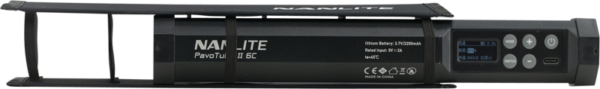 Musta NANLITE PavoTube II 6C LED-valosauva, jossa on suojahäkki, ohjauspainikkeet, pieni näyttö ja USB-C-portti oikealla puolella.