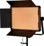 NANLITE 1200DSA 5600K LED-paneeli DMX-ohjauksella on suorakulmainen studiovalaisin, jossa on lato-ovet sen kirkkaan, päivänvalon tasapainoisen hehkun suuntaamiseksi. Se on asennettu jalustalle, ja siinä on ripustettava virtajohto ja tarkka valaistuksen ohjaus.