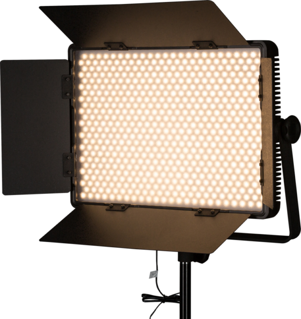 NANLITE 1200CSA Bicolor LED Panel on suorakulmainen studiovalaisin, jossa on lato-ovet ja joka on asennettu jalustalle. Siinä on useita pieniä LED-lamppuja, jotka on järjestetty ruudukkoon, ja siinä on virta päällä.