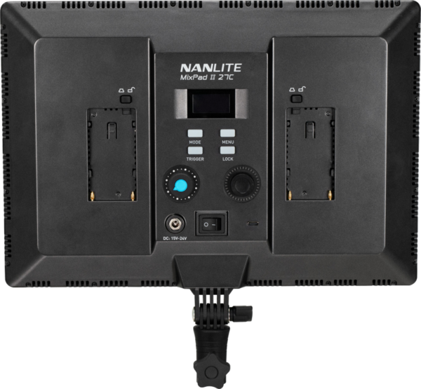 NANLITE MixPad 27C II RGBWW LED-paneelin takanäkymä, jossa näkyvät ohjauspainikkeet, näyttö, akkupaikat, virransyöttö ja kiinnike.