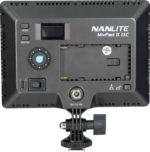 NANLITE MixPad 11C II RGBWW LED-paneelin takakuvassa näkyvät ohjauspainikkeet, näyttö, paristolokero, säätönuppi ja kiinnityslaitteisto.