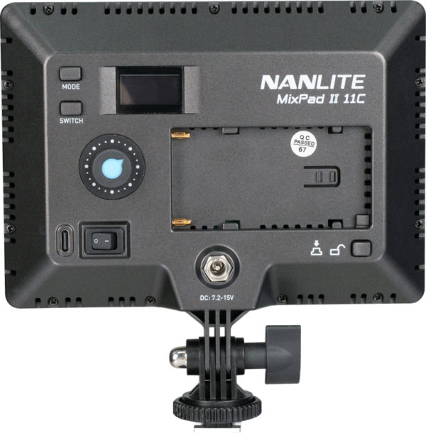 NANLITE MixPad 11C II RGBWW LED-paneelin takakuvassa näkyvät ohjauspainikkeet, näyttö, paristolokero, säätönuppi ja kiinnityslaitteisto.