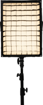 NANLITE Eggcrate for Compac 100/100B on kiinnitetty suorakulmaiseen studiovalaisimeen mustalla säädettävällä jalustalla, joka antaa pehmeän, lämpimän hehkun tavallista taustaa vasten.