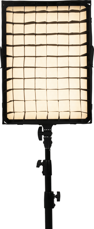 NANLITE Eggcrate for Compac 100/100B on kiinnitetty suorakulmaiseen studiovalaisimeen mustalla säädettävällä jalustalla, joka antaa pehmeän, lämpimän hehkun tavallista taustaa vasten.